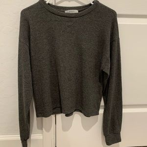 gray long sleeve tee